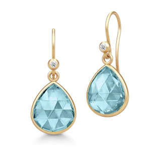 Øreringe i guld med stor blå sten og lille diamant af Julie Sandlau