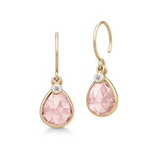 Øreringe i guld med rosa sten og lille diamant af Julie Sandlau